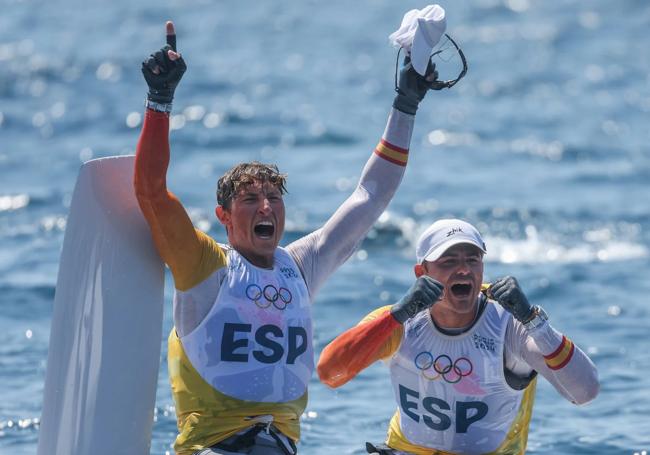 Florian Trittel y Diego Botín, tras ganar el oro olímpico en aguas de Marsella.