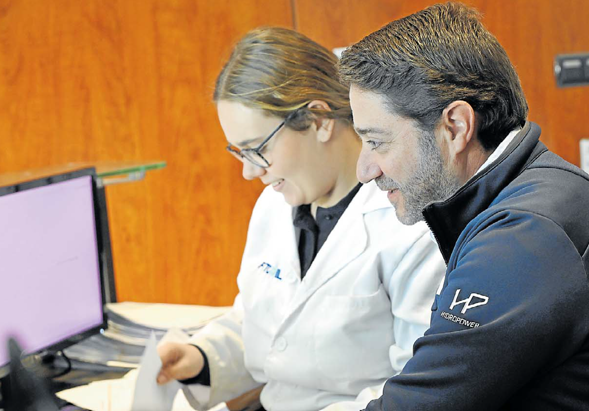 Belén, una joven con discapacidad intelectual, en su puesto de trabajo, que ha encontrado con el Programa Incorpora