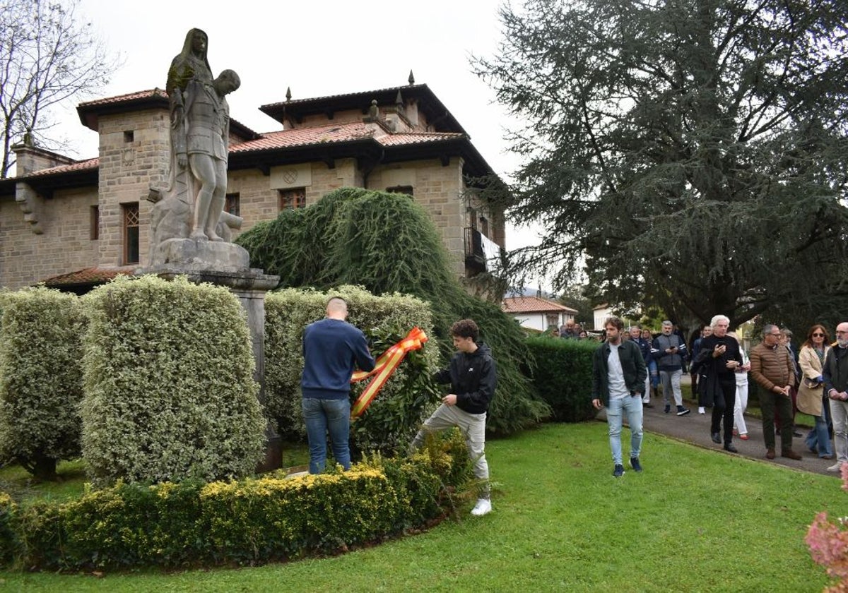 Homenaje familia al monumento que recuerda al teniente Fuentes Pila en Puente Viesgo.