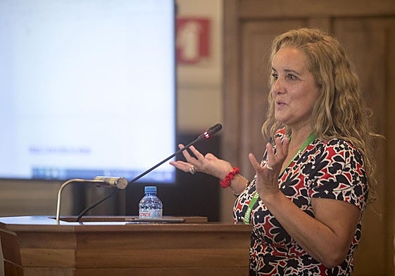 Asun Gómez Bueno durante su intervención en el curso 'Hablan las periodistas' en la UIMP en 2021.