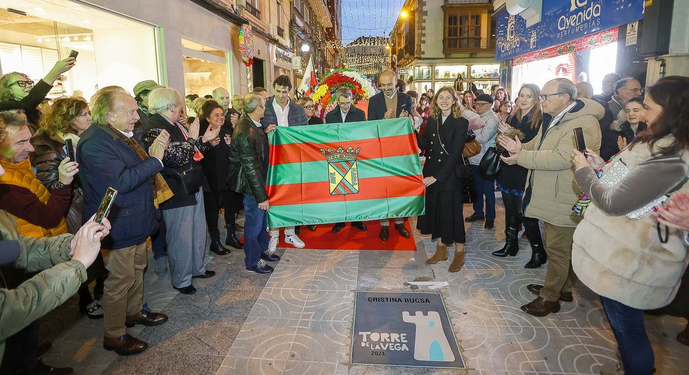 Cristina Bucsa retiró la bandera de Torrelavega que cubría su placa con ayuda de su padre.