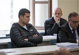 Bryan Barroso junto a su abogado Javier Franco en una de las sesiones del juicio celebrado en la Audiencia Provincial de Cantabria.