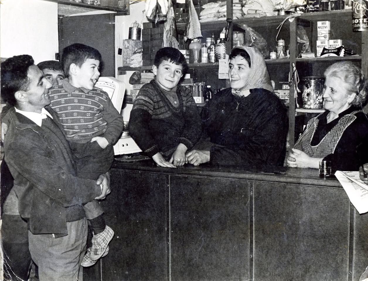 Marciana Díaz, a la derecha, en el bar de Lamiña