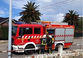 Un efectivo del cuerpo de extinción de incendios y protección civil en una intervención en Camargo.