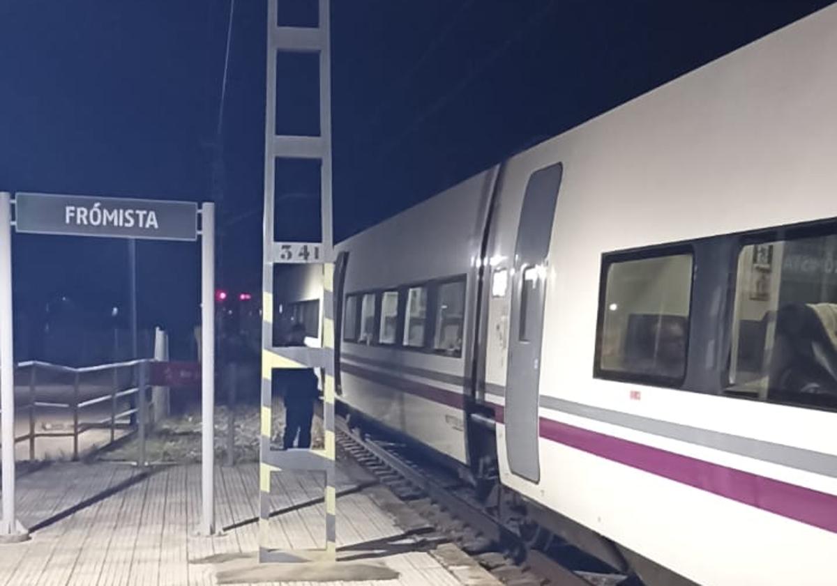 Imagen principal - Tren parado en Frómista y patrullas de Guardia Civil en la zona. 