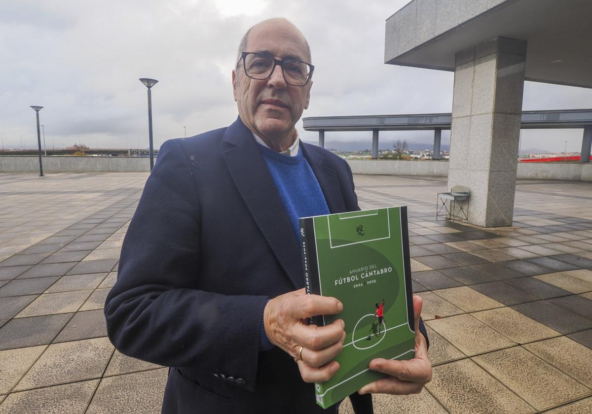 Claudio Acebo, autor del Anuario Cántabro, durante la presentación ayer en El Corte Inglés.