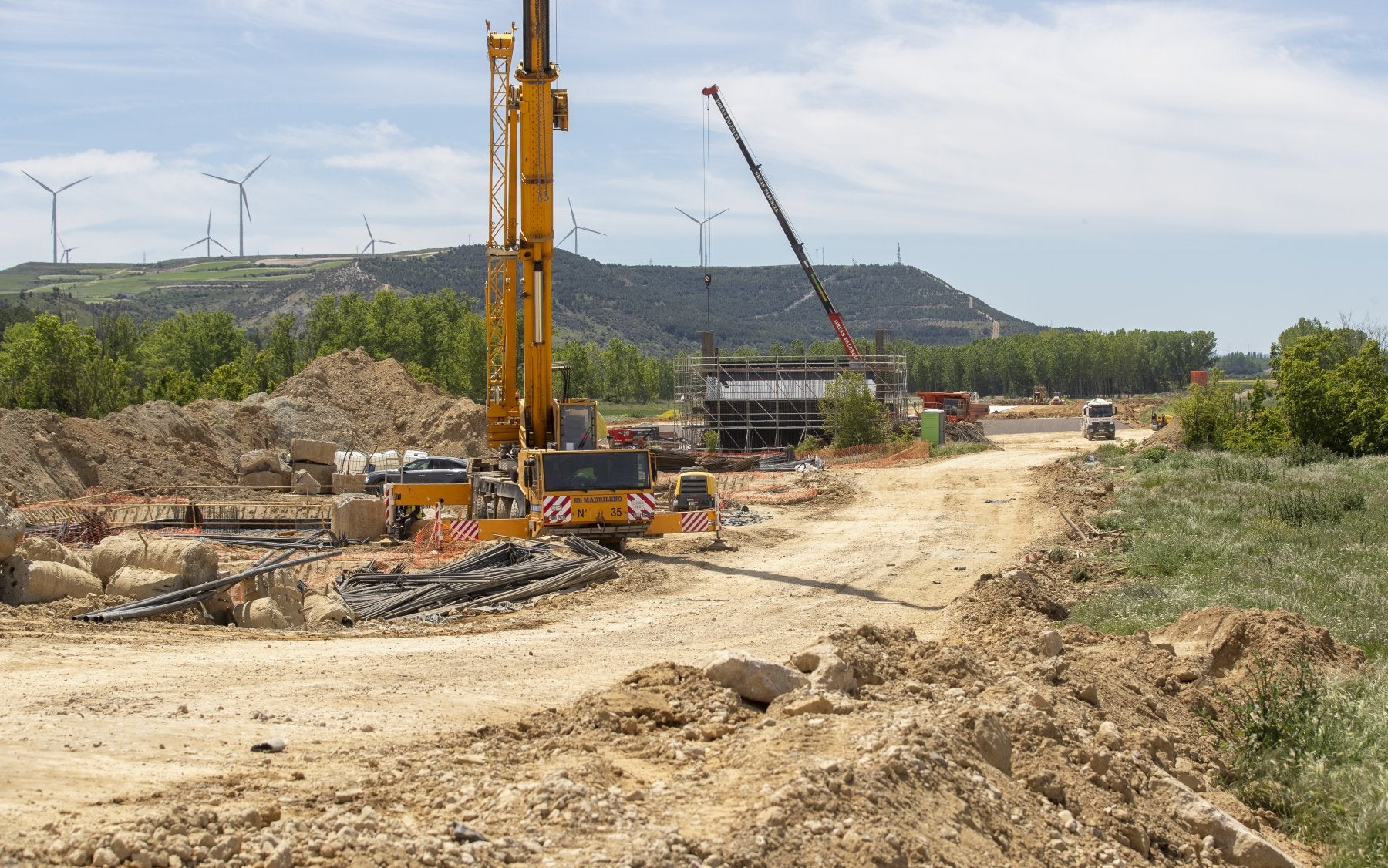 Las máquinas de la multinacional Sacyr trabajan en el tramo Palencia Norte-Amusco, uno de los dos que tendrían que haber acabado ya.