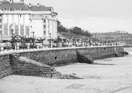 Los antiguos rompeolas del muro, junto al Hotel Chiqui, impedían que las olas arrastraran la arena de la Segunda playa de El Sardinero.