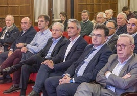 En el centro, el presidente de la Cámara de Comercio, Tomás Dasgoas, junto al consejero de Industria, Eduardo Arasti, y otros asistentes como el presidente de la CEOE, Enrique Conde, y de Acefam, Vicente Alciturri.