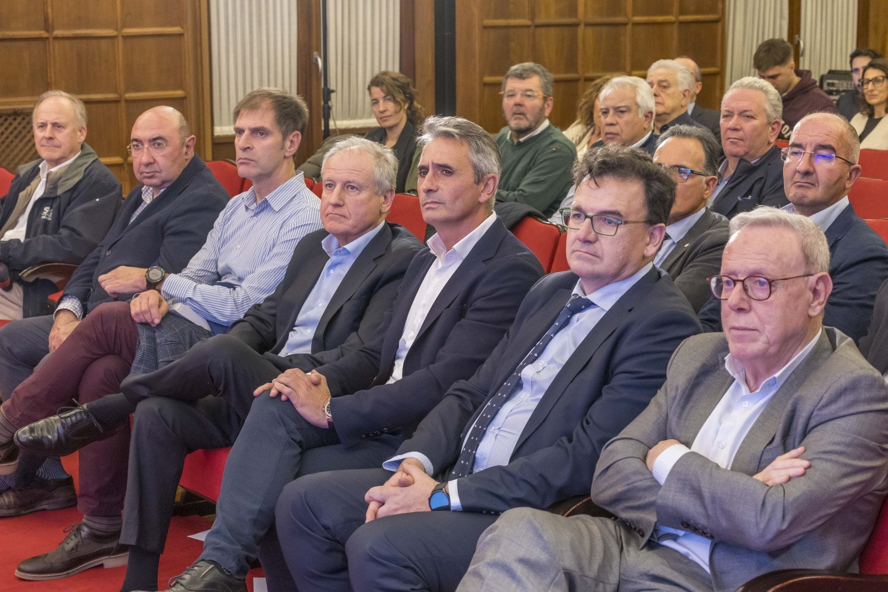 En el centro, el presidente de la Cámara de Comercio, Tomás Dasgoas, junto al consejero de Industria, Eduardo Arasti, y otros asistentes como el presidente de la CEOE, Enrique Conde, y de Acefam, Vicente Alciturri.