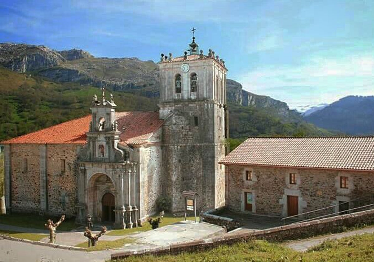 La llamada catedral de Miera y el centro de interpretación.