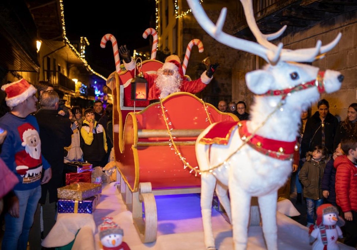 Papá Noel recorrerá el próximo lunes el Camino Real para llegar a la sede de sus vuelos en la plaza del Gallo de Santiago.