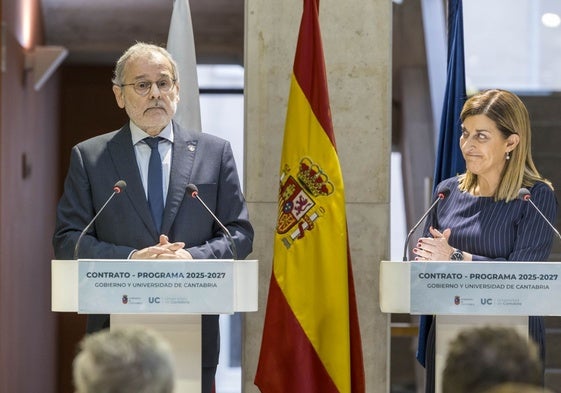 Ángel Pazos, rector de la UC, y María José Sáenz de Buruaga, presidenta del Gobierno autonómico, esta mañana, en el Paraninfo de la UC.