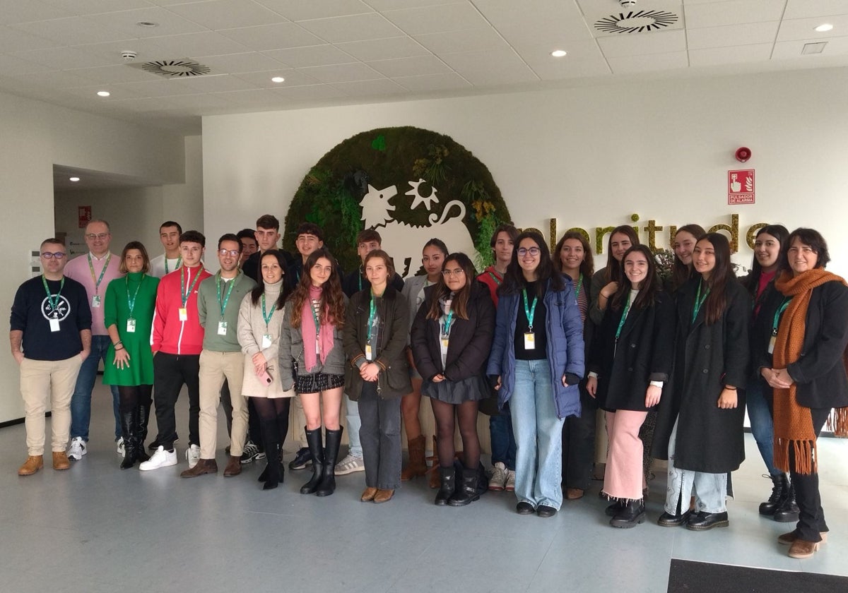 Los grupos del Colegio Castroverde junto con representantes de ENI Plenitude en la entrada a la empresa.