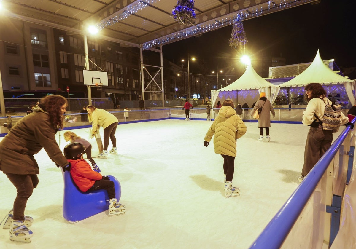 La pista de hielo está instalada en la plaza de La Llama.