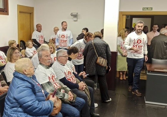 Vecinos de Hazas de Cesto y Ribamontán al Monte en el pleno de este municipio que se ha alineado en defender sus intereses frente a la planta.