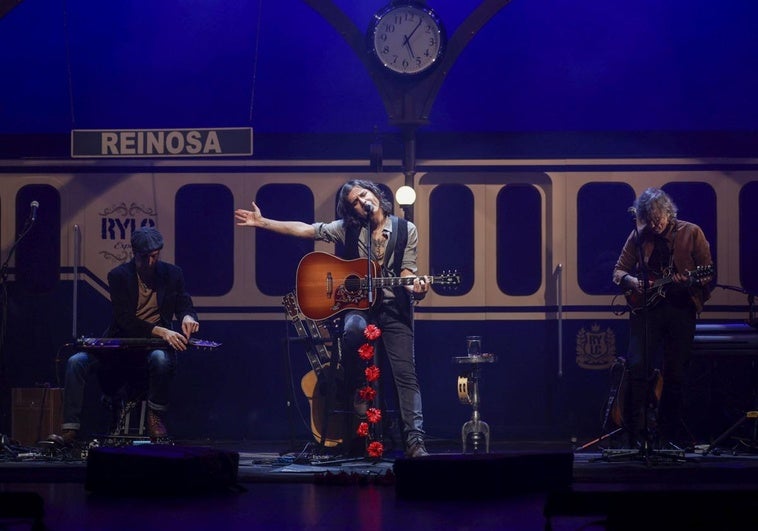 Rulo, entre Pati y Fito, interpreta una de las canciones del concierto de anoche en una figurada estación de tren de Reinosa