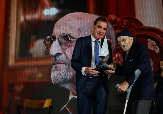 Álvaro Pombo recibió el premio de manos del director general de El Diario Montañés, Ignacio Pérez.