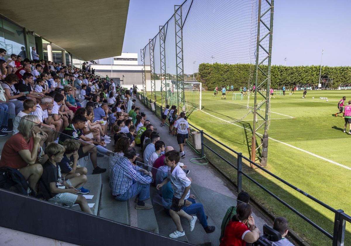 Afición racinguista en un entrenamiento en La Albericia.