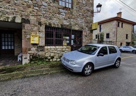 Un coche aparcado junto a la oficina de Correos de Santillana del Mar.