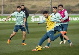 Andrés Martín golpea el balón, durante la sesión de ayer, ante Aldasoro, Mario García y Marco Sangalli.