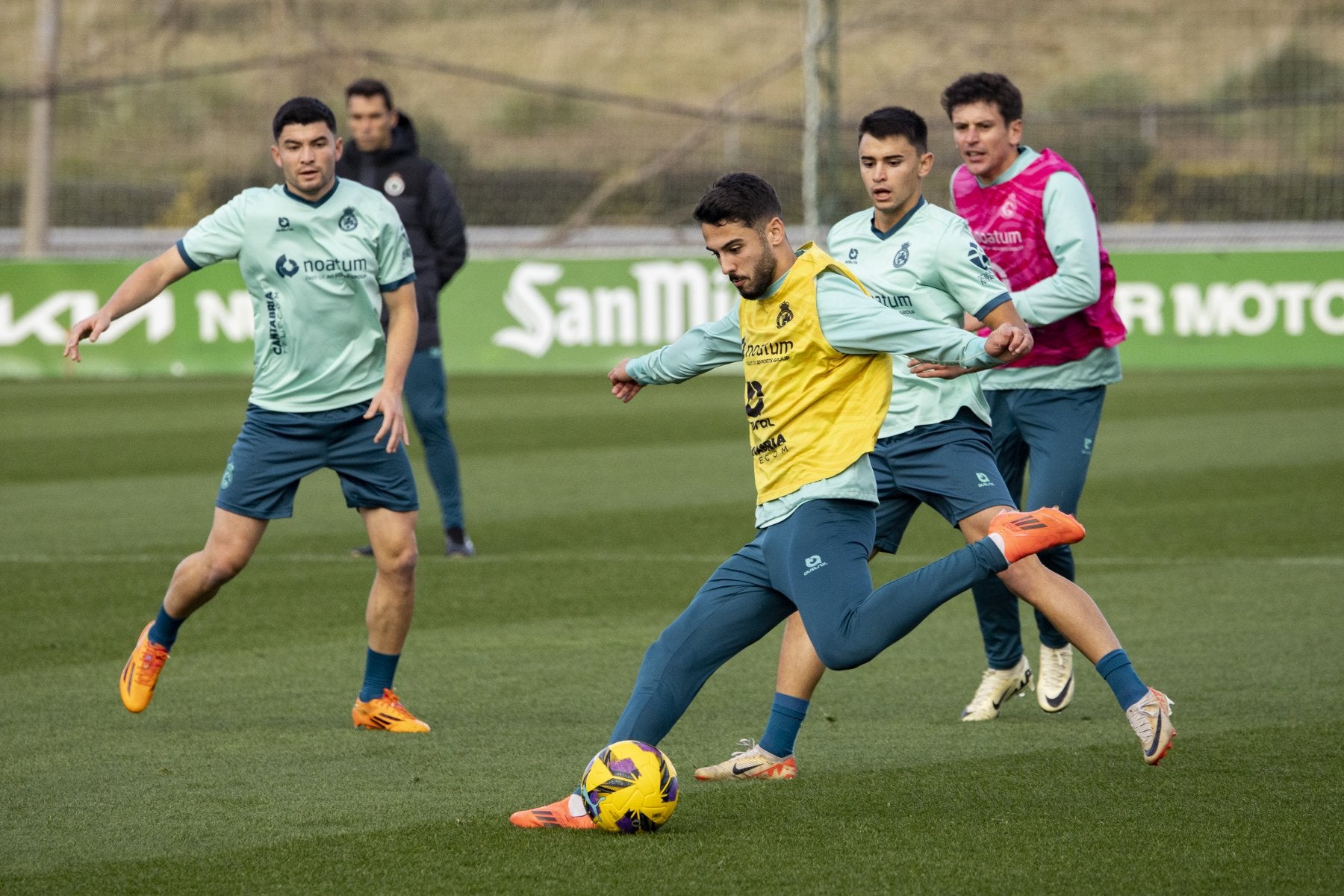 Andrés Martín golpea el balón, durante la sesión de ayer, ante Aldasoro, Mario García y Marco Sangalli.