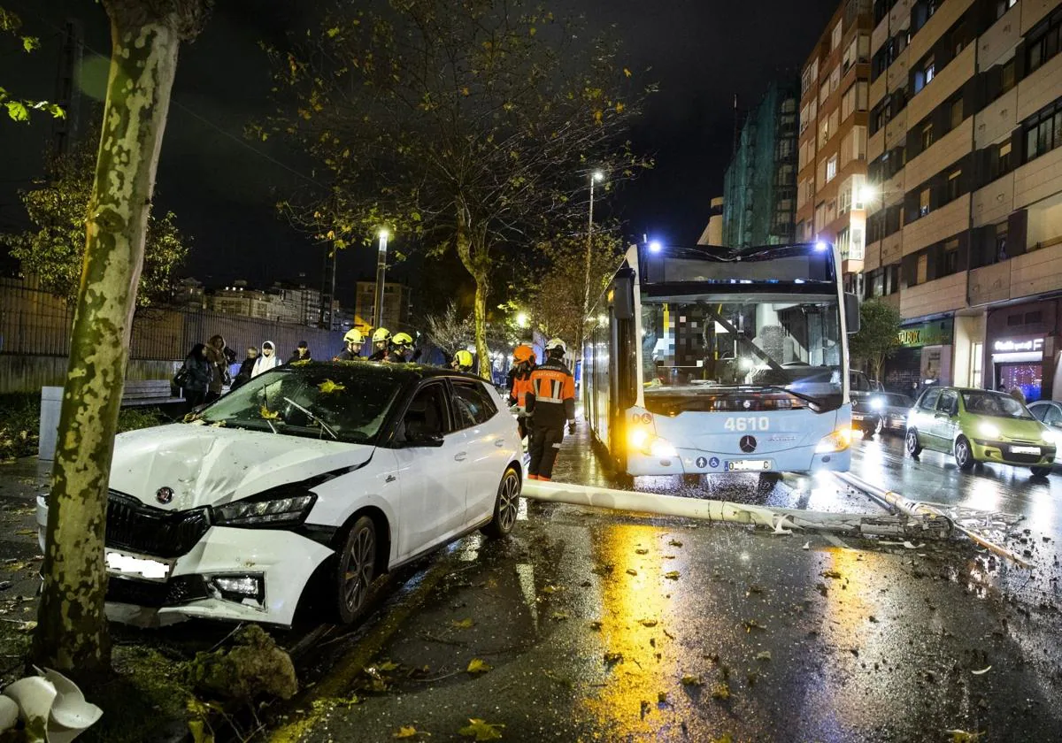 Un turismo choca en la calle Castilla contra una farola que cae sobre un autobús municipal