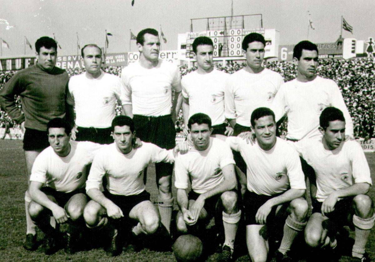 Equipo que empató contra el Celta garantizando el ascenso de 1960. De izquierda a derecha, Cardoso, Pallás, Santamaría, Pardo, Duró y Crispi. Agachados, Monchito, Florit, Sampedro, Coque y Yosu.