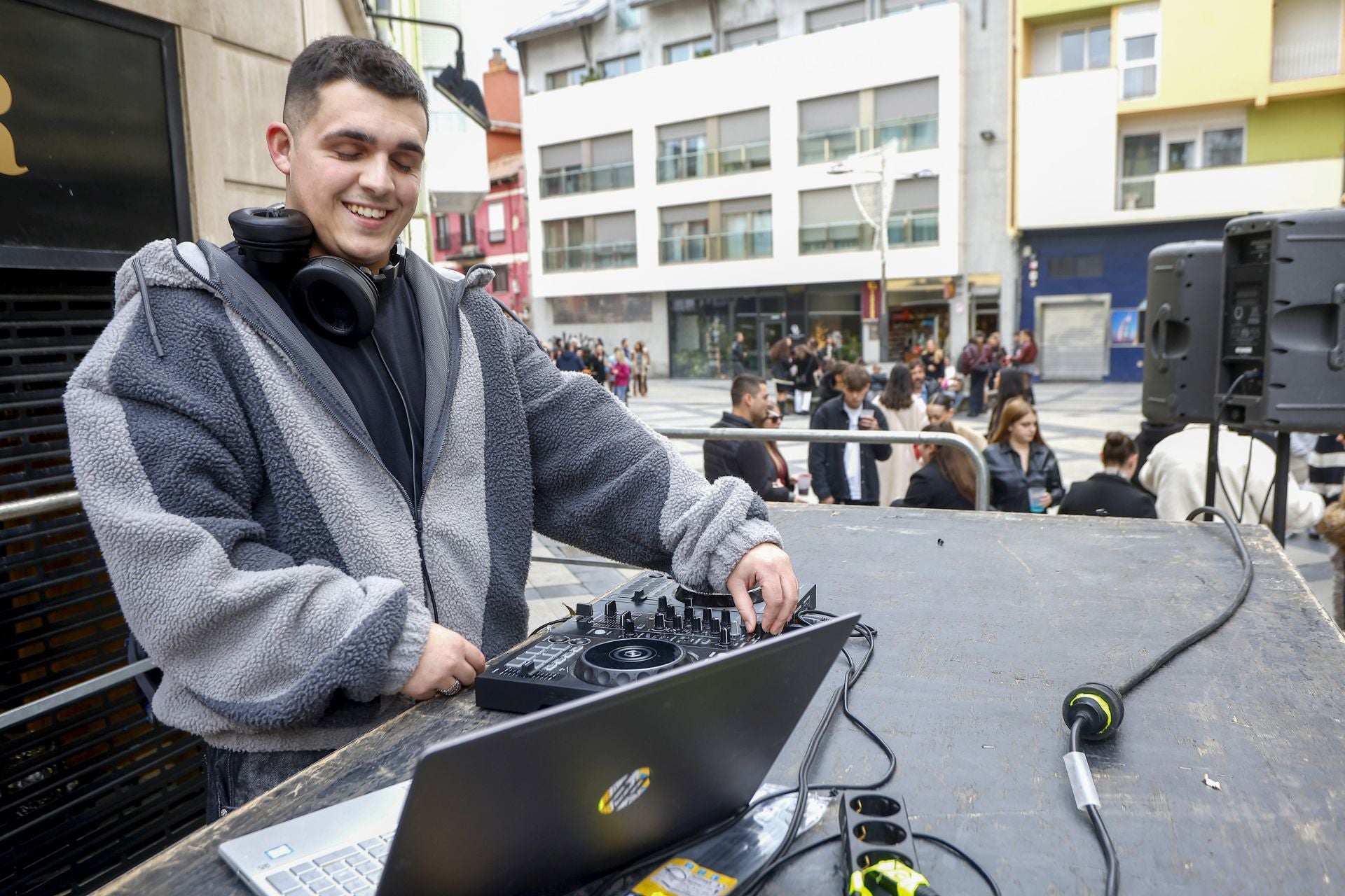 DJ Sergio se prepara para actuar en el escenario PTK.