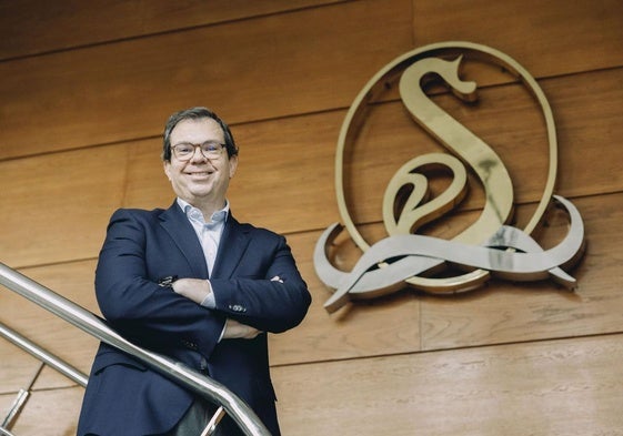 El director general de Aquadeus en las escaleras de la embotelladora, con el emblemático logo de Agua de Solares a su espalda.