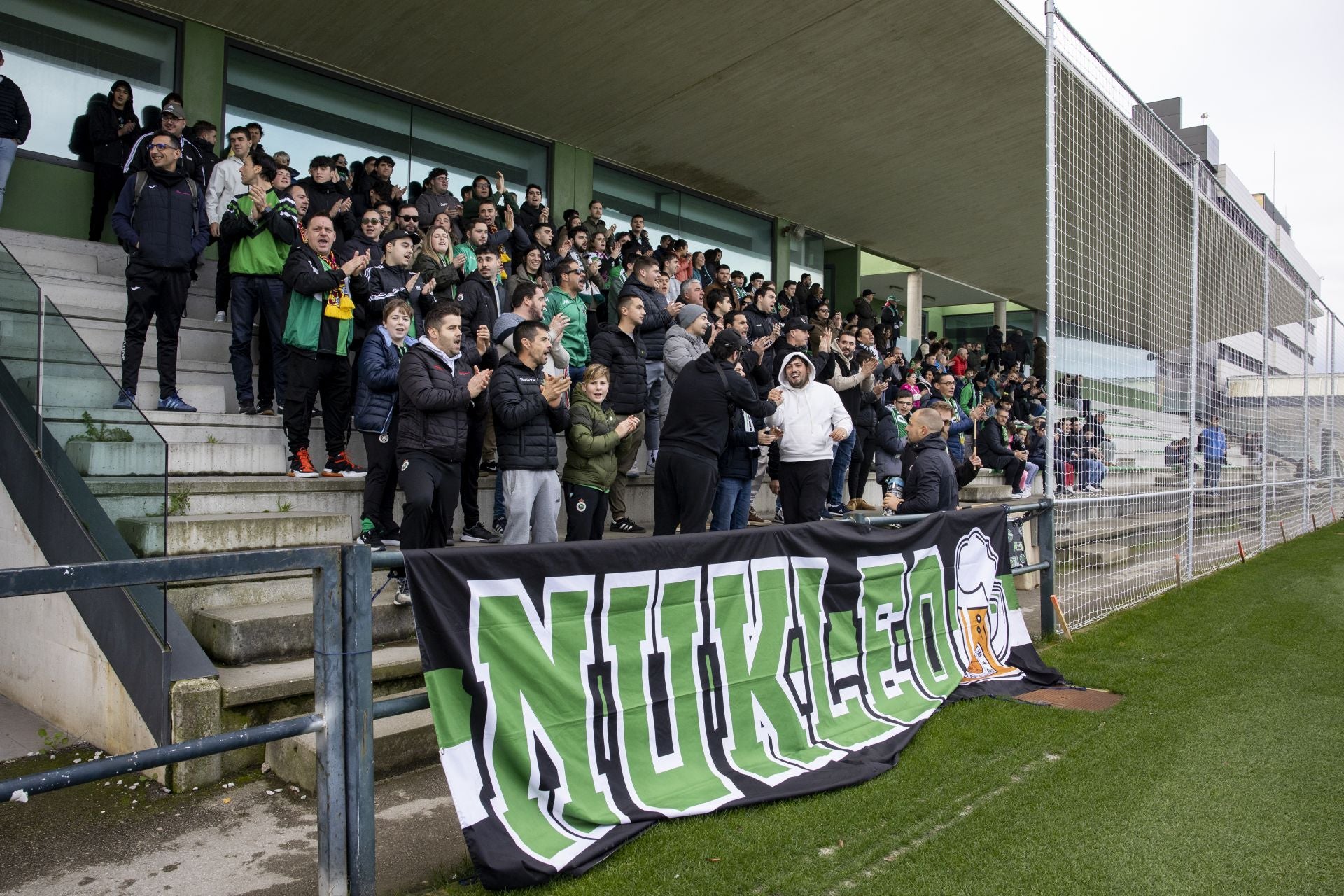 Detalle de la hinchada de la Gradona a la salida de los futbolistas. Después se unió más público.