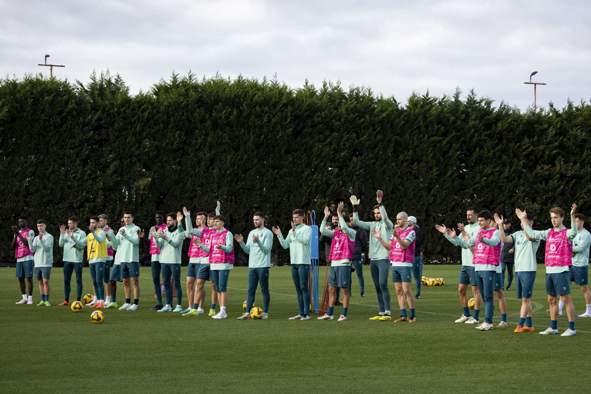 Saludo a mediodía en La Albericia, como en los Campos de Sport.