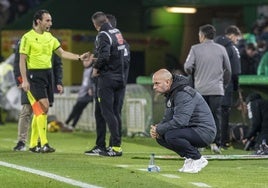 José Alberto, con cara de póquer y enfadado en su banquillo