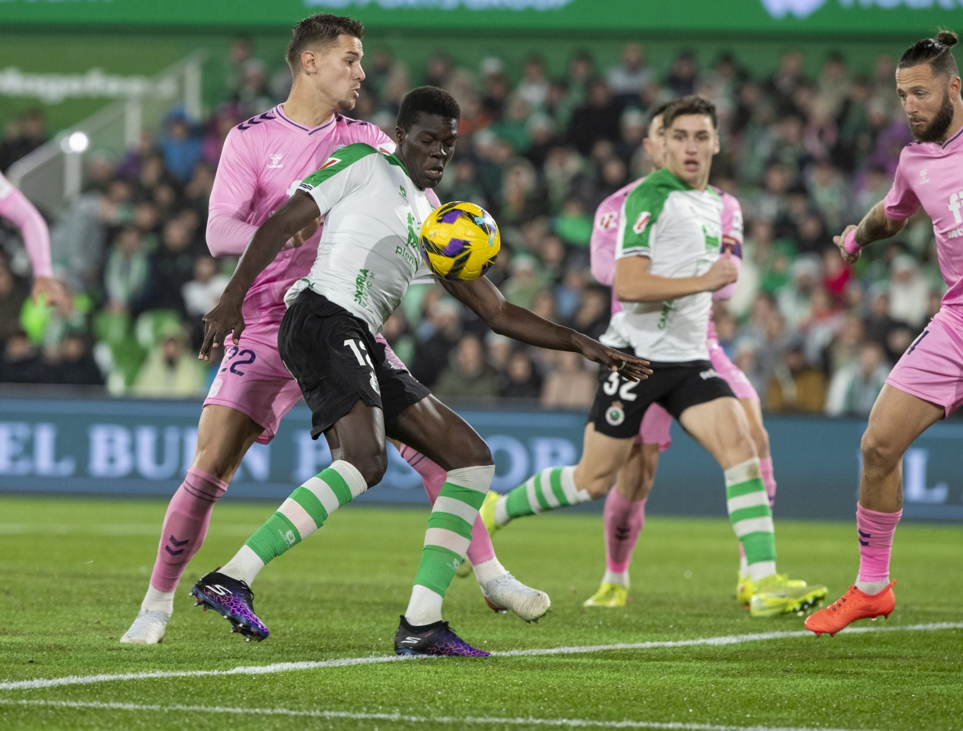 Maguette Gueye controla un balón ante Ricardo. 