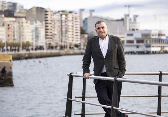 Carlos Pérez posa en el espigón del Palacete del Embarcadero de Santander .