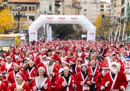 La gente, vestida de Papá Noel, en el momento de la salida de la carrera.