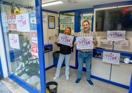 María del Carmen Gómez e Iñaki Santa Eufemia sostienen los carteles del cuarto premio que han repartido.