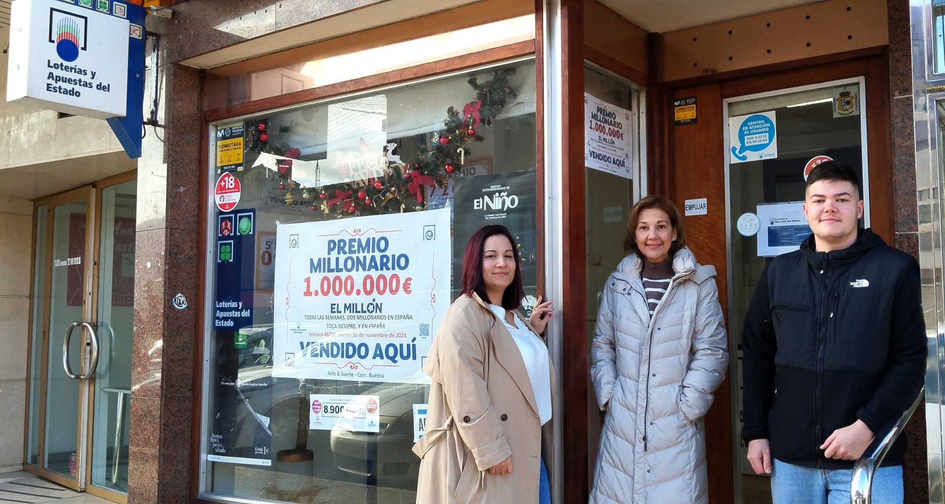 En Los Corrales se ha vendido un cuarto y un quinto premio. Judith González, Sandra Lucero y Borja Pérez, trabajadores de la Administración posan en la entrada.