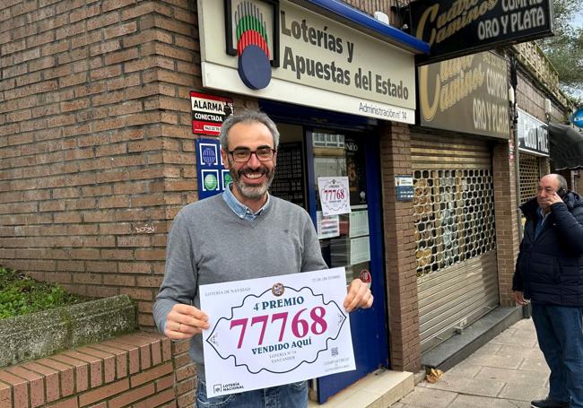 El lotero Borja Fernández, frente a su oficina en la calle Jerónimo Sainz de la Maza.