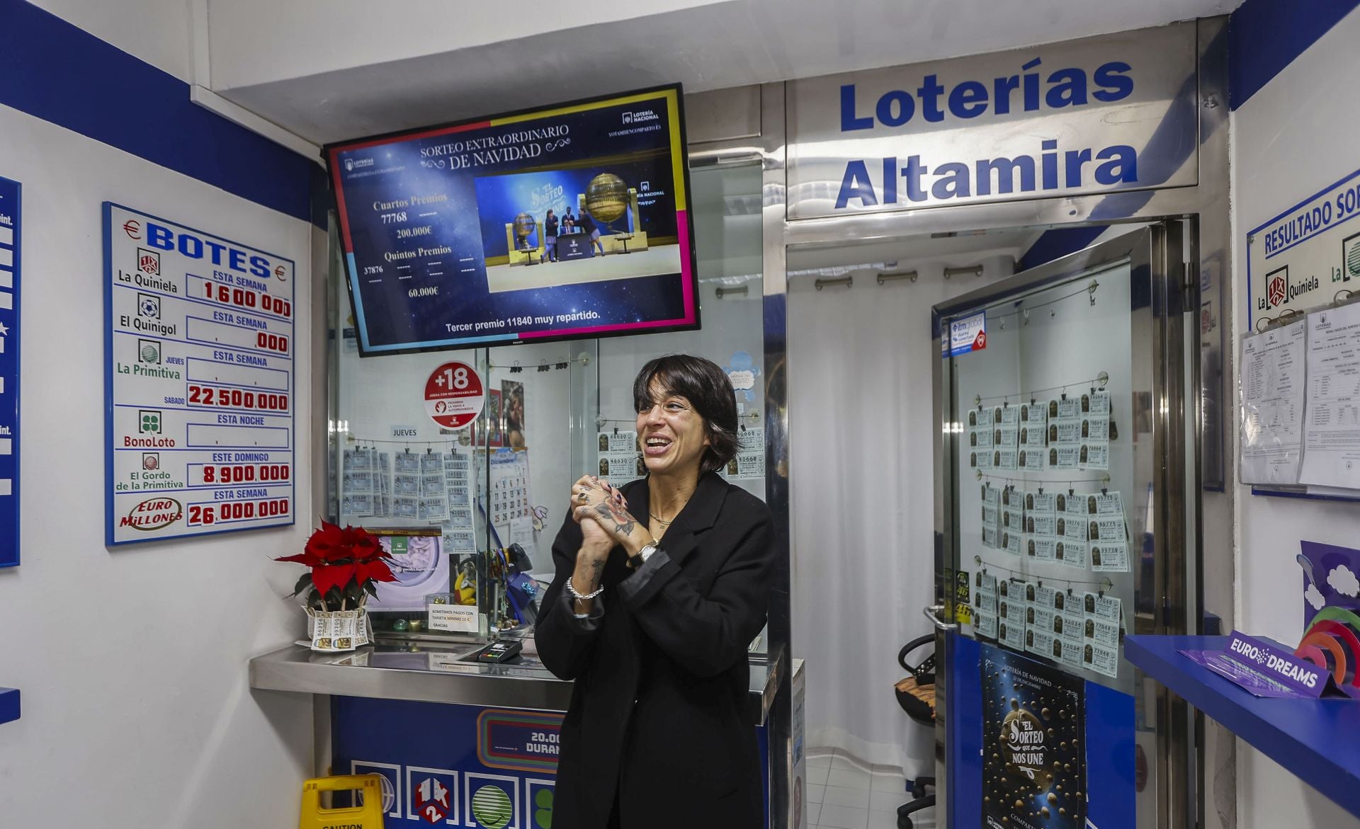 Regina Oceja muestra su alegría en la administración de Santillana del Mar.