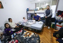 Zoe Gaela, María del Pilar, Doris Emperatriz (en la cama), Jhordano Jhosmell y Johan Samuel (con muleta), en la habitación en la que viven.