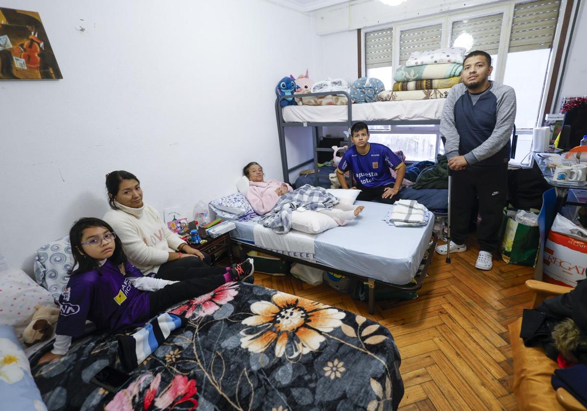 Zoe Gaela, María del Pilar, Doris Emperatriz (en la cama), Jhordano Jhosmell y Johan Samuel (con muleta), en la habitación en la que viven.