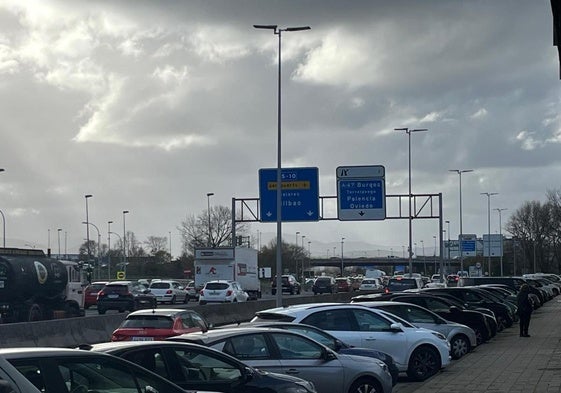 Atasco en la Avenida de Parayas, a las doce y media de la mañana.