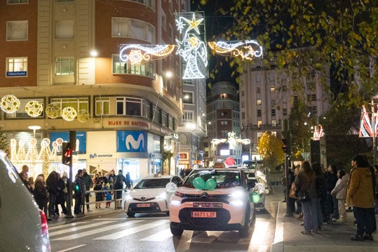 Los taxis llegando al ayuntamiento decorados con globos y motivos navideños.