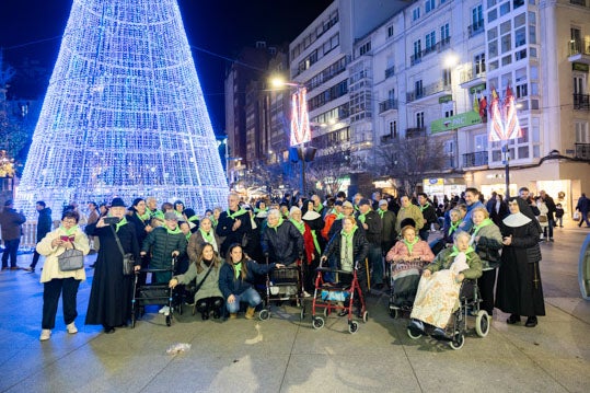 La emoción fue tanta que incluso se animaron a cantar un villancico frente al árbol de la plaza.