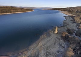 El pantano desde Las Rozas, donde se ubicará el parque Bustatur.