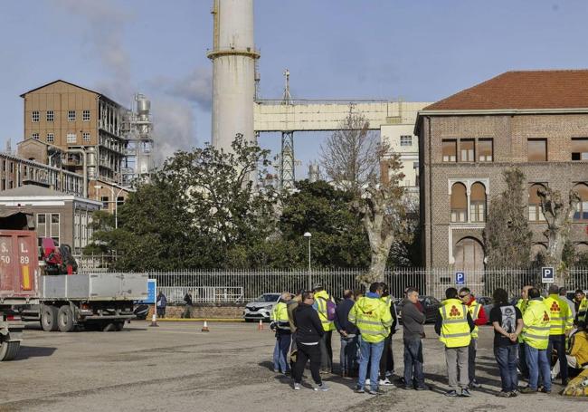 Trabajadores en huelga concentrados esta mañana a las puertas del complejo de Solvay.