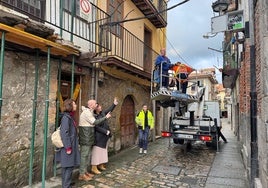 Instalación de los sensores en una céntrica calle de la Puebla Vieja pejina.