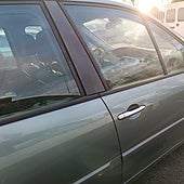 El coche implicado en el atropello de La Albericia perdió el retrovisor derecho por el impacto.