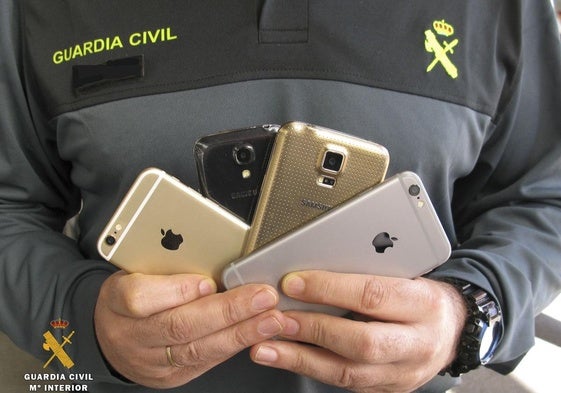 Teléfonos móviles recuperados por la Guardia Civil.